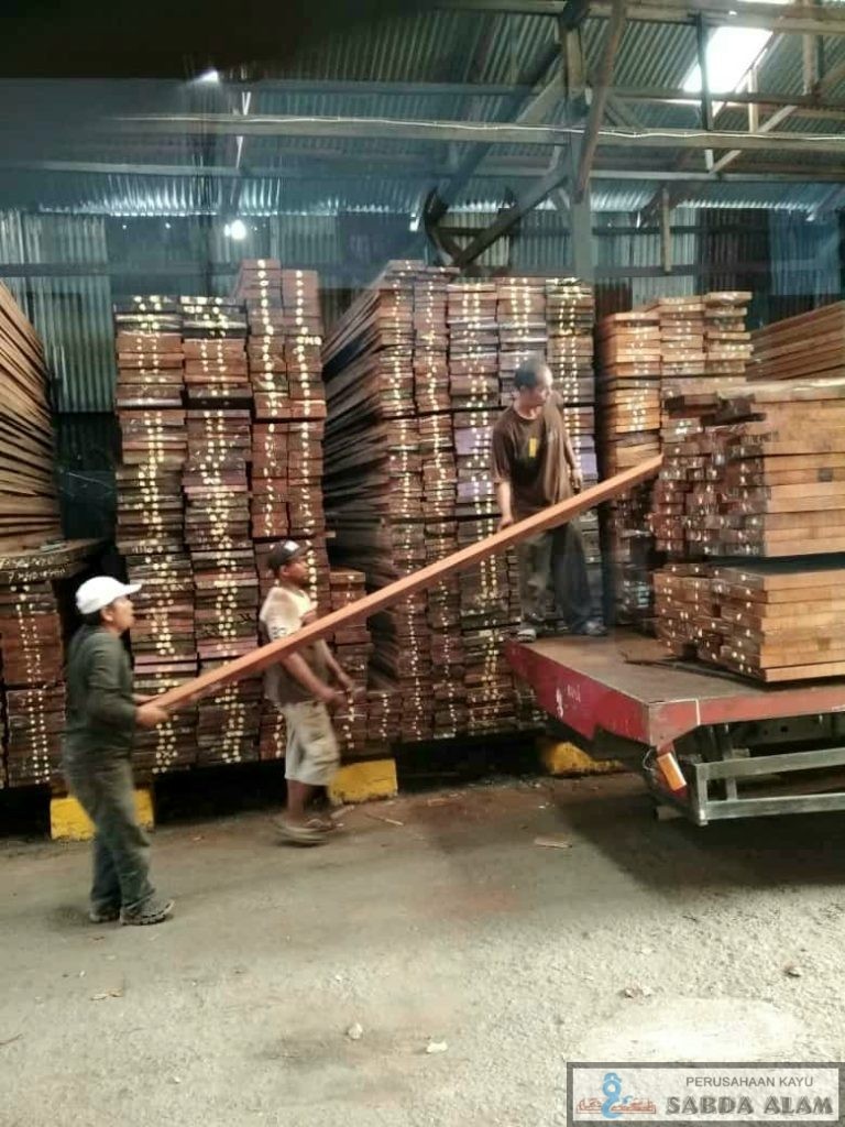KAYU MERBAU TERBAIK DI INDONESIA